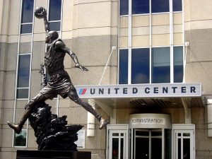 United Center con statua