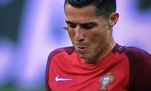 Cristiano Ronaldo, in preda ai dolori al ginocchio, a colloquio col Grillo Parlante